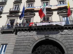 Napoli, attivisti di "Magnammece o Pesone" occupano il Comune