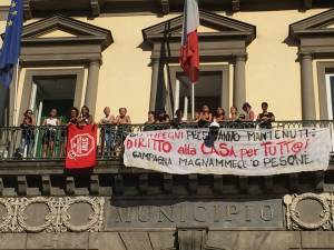 Napoli, centri sociali occupano il Comune