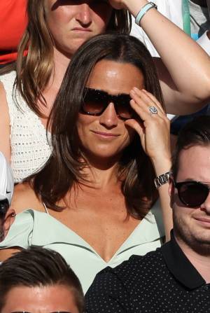 Pippa Middleton e la scollatura mozzafiato