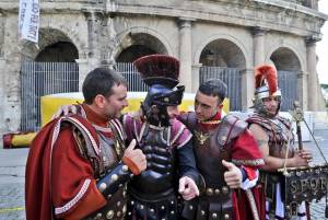 Roma, nuova stretta della Raggi: via i centurioni dal Colosseo