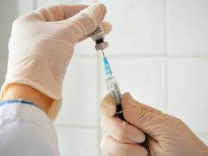 "Mio figlio autistico per colpa dei vaccini": e picchia a sangue il dottore