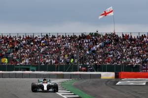 Hamilton vince anche in casa. Flop Ferrari: buca ed è solo settima