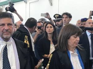 Raggi fa la passerella "giustizialista" in aula: "È gente che ha mortificato la nostra città"