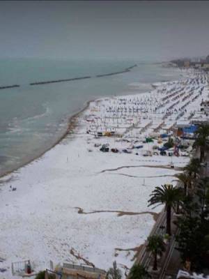 Grottammare, grandine  imbianca la spiaggia