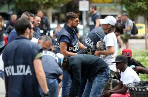 Migranti, nuovo blitz della polizia in stazione Centrale