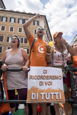 Decreto Vaccini, la protesta dei no-vax davanti a Montecitorio