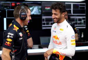 Super Ricciardo, Vettel in scia