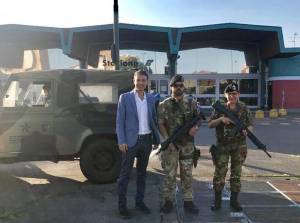 Il sindaco Roberto Di Stefano con i militari davanti alla stazione di Sesto San Giovanni