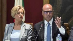 Libia, Pinotti e Alfano: "Non violeremo la sovranità" 