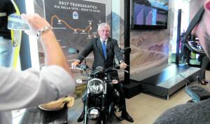 La lunga marcia del re del riso in moto ai confini del mondo