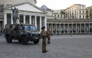 Roma, marocchino getta benzina sui militari e prova a dargli fuoco