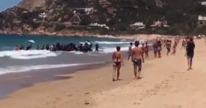 Cadice, gommone di migranti sbarca direttamente sulla spiaggia tra i turisti