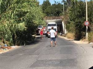 Roma, bus a due piani incastrato sotto un ponte: 4 feriti gravi