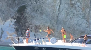 Il lancio perfetto di Totti da barca a barca: applausi in mare