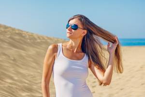 Capelli: come preservare il colore in spiaggia e in piscina