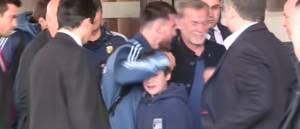 Messi "ferma" la sicurezza per accontentare un bambino