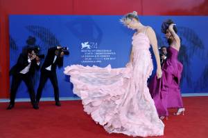 Isabeli Fontana sul red carpet di Venezia