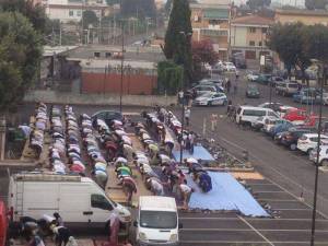 Così Roma si è trasformata in una moschea a cielo aperto 