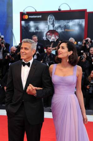 Venezia, George Clooney sul red carpet con Amal