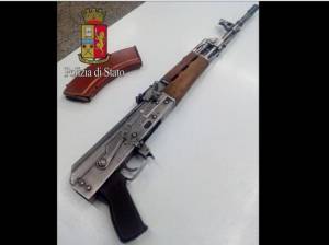 "Albanesi importunano mia madre". Va a punirli col kalashnikov