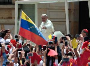 Incidente per Papa Francesco: si è ferito sulla papamobile