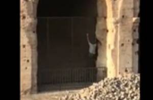 Colosseo, scavalca la recinzione: passanti lo filmano e fanno il tifo 