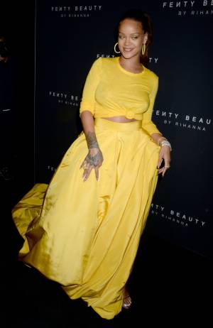 Rihanna bellissima in giallo per il lancio della sua linea Fenty Beauty