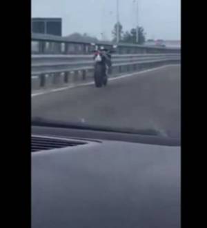 Moto fantasma, centinaia di metri senza nessuno alla guida