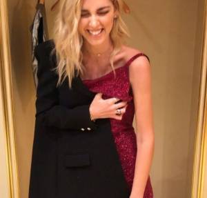 Sexy incidente per la Ferragni: sul red carpet si rompe la spallina dell'abito