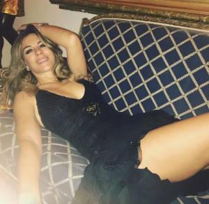 Elizabeth Hurley sexy in nero