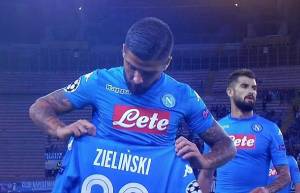 Insigne dedica il gol a Milik ma gli danno la maglia sbagliata