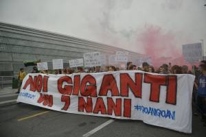 Scontri tra manifestanti e polizia a Torino