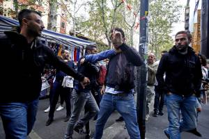 Milano, antagonisti attaccano Salvini