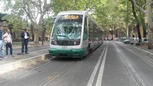 Roma, donna investita da un tram ai Parioli: estratta viva dai vigili del fuoco