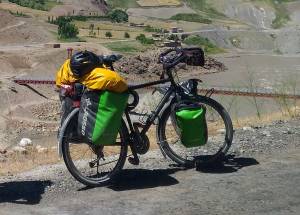 Fa il giro del mondo in bicicletta. Ma a Caserta gliela rubano