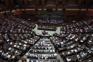 Lingua italiana, ora il Pd impone il femminile per legge