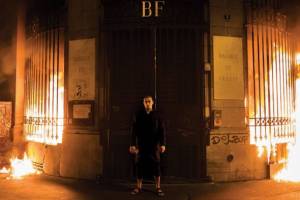 Parigi, artista anti Putin dà fuoco alla Banca di Francia