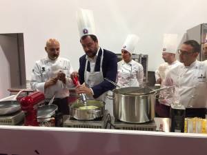 Salvini "chef" a Host  prepara un piatto etnico