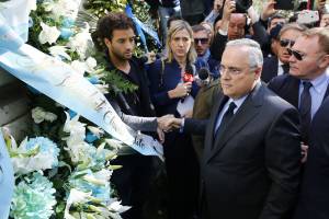 Lotito in Sinagoga si dissocia: "Domani foto di Anna Frank sulla maglia"