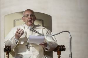 Il Papa: "Basta cellulari a messa, ​anche per preti e vescovi"