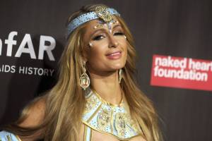 Paris Hilton come Cleopatra per beneficenza