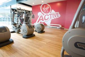 Apparecchio acustico scompare dalla pubblicità: polemiche su Virgin Active