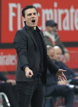 Montella: "Sto assistendo da vivo al mio funerale". Poi litiga con un tifoso