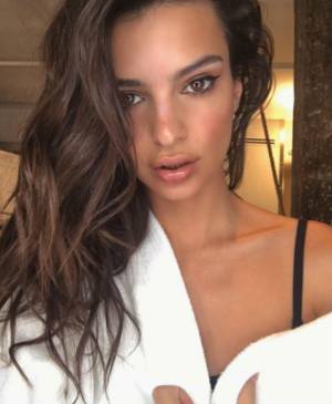 Emily Ratajkowski, hot con l'asciugamano