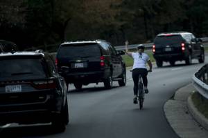 Fece il dito medio a Trump. Ora l'hanno licenziata