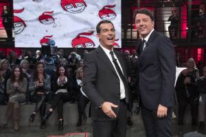 Renzi in tv non sta sereno: "Non ho colpe, non mollo"