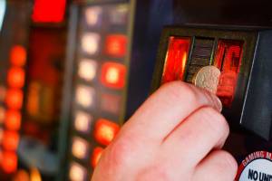 Costringe madre a prostituirsi per giocare alle slot machine