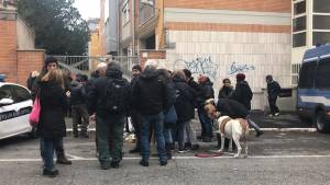 Roma, sgomberato lo stabile occupato dai nomadi a Centocelle