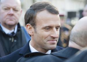 Presidente e femminista. Macron contro il sessismo ma taglia fondi alle donne