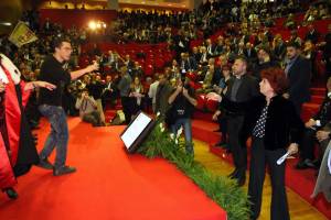 Blitz degli studenti in Bicocca. "Basta lavorare gratis. Fedeli vaffa... vai a laurearti"